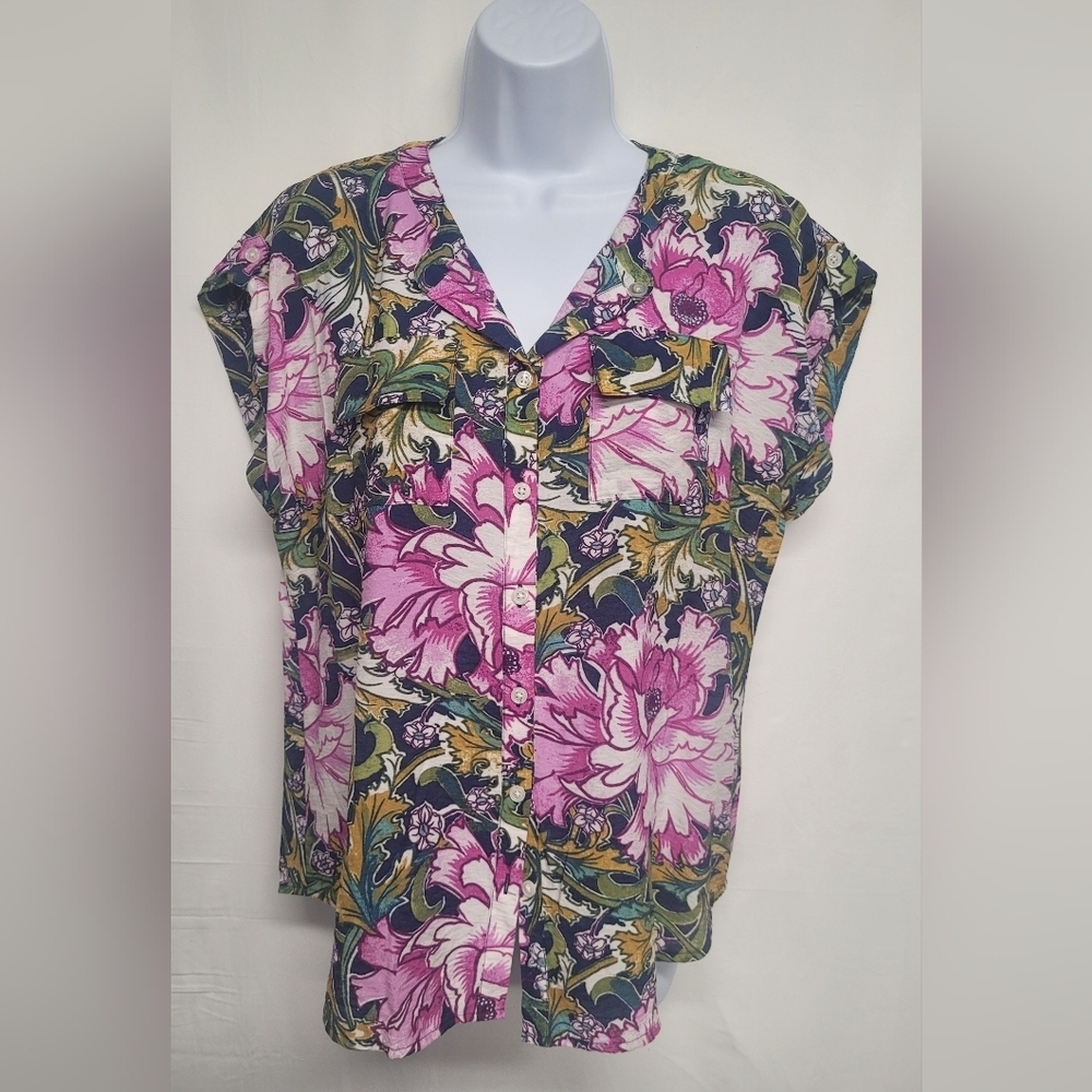 Van Heusen Studio M Button Down Shirt Top Floral Two Front Pockets EUC